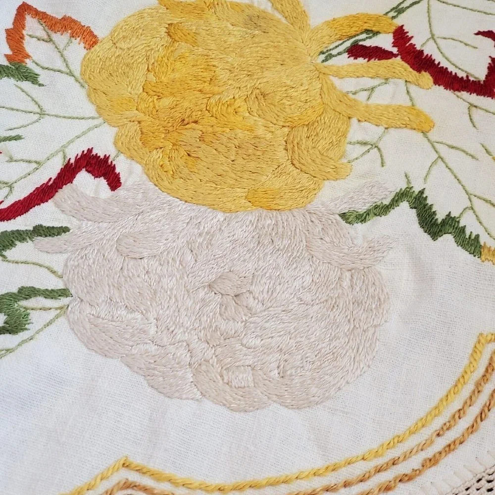Vintage‎ 26 Inch Round Linen Doily Table Embroidered Flowers Leaves Fall Autumn